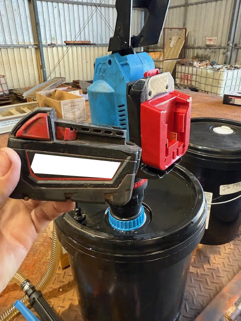 Milwaukee 18V auf MacNaught 18V Akkuadapter (Pumpe, Fettpresse)