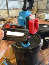 Lade das Bild in den Galerie-Viewer, Milwaukee 18V auf MacNaught 18V Batterieadapter (Pumpe, Fettpresse)
