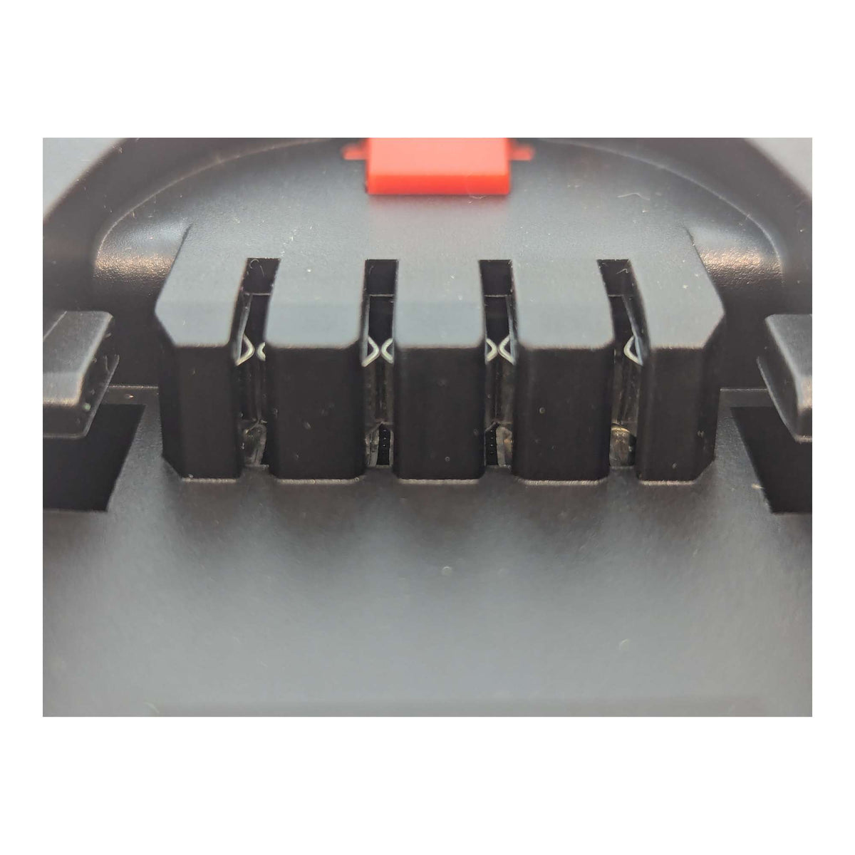 DeWalt 20V MAX to Gardena 18V P4A battery adapter - connector detail
